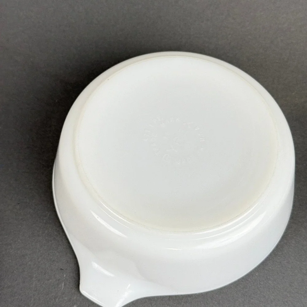 Pyrex Casserole Dish 471 White Milk Glass 1 Pint with Lid 470-C